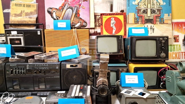 Предмети от миналото подредиха в изложба „Назад във времето“ в Четвърто училище в Монтана