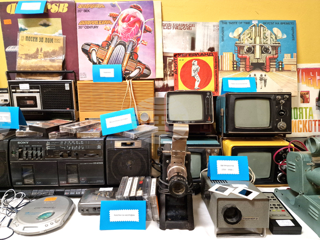 Предмети от миналото подредиха в изложба „Назад във времето“ в Четвърто училище в Монтана