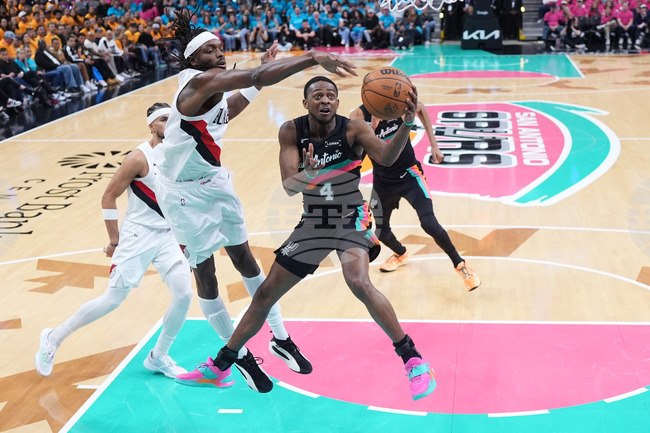 APTOPIX Trail Blazers Spurs Basketball