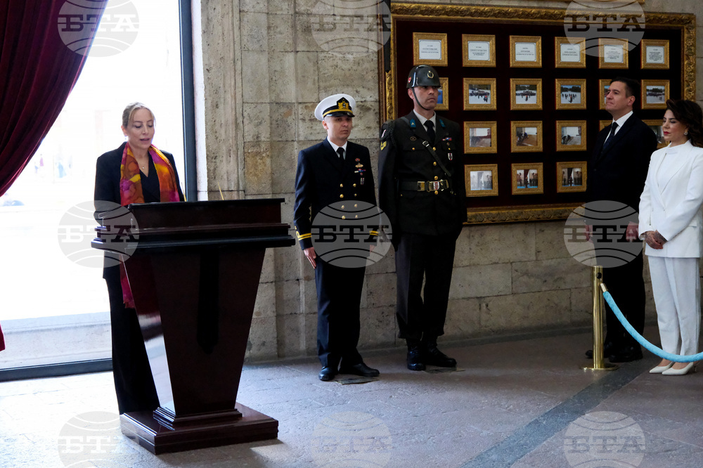 Турция - Анкара - българска делегация - Мавзолей на Ататюрк - почит