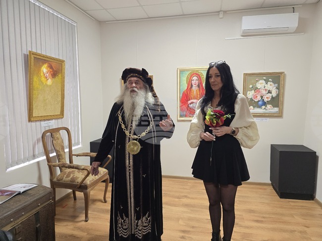 Художничката Ралица Денчева отправи послание за силата на красотата с изложба живопис в Плевен