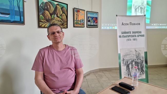 Писателят Асен Павлов представи във Враца книгата си „Бойните знамена на българската армия 1876 - 1881“
