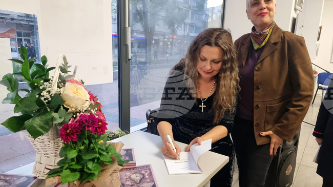 „След полунощ“ събра поезия и музика: Вили Русева представи втората си стихосбирка в Ямбол