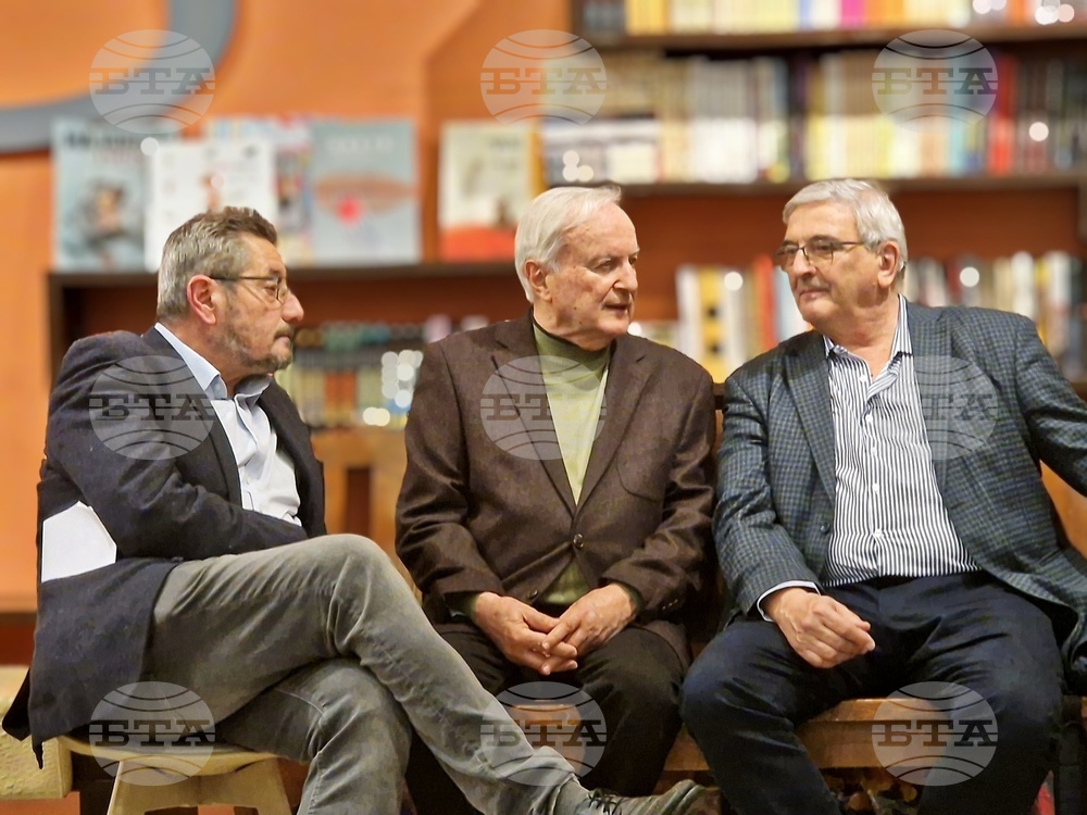 Проф. Александър Шурбанов определи текстовете в премиерния си сборник "Записано" като пътни бележки от едно пътуване през света