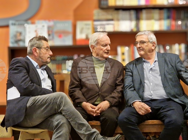 Проф. Александър Шурбанов определи текстовете в премиерния си сборник "Записано" като пътни бележки от едно пътуване през света