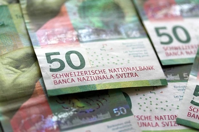 Швейцарската национална банка ще устои на глобалната тенденция за повишаване на лихвите, сочи проучване
