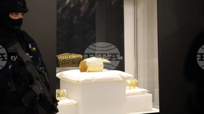 Намереното румънско златно съкровище бе върнато в страната; тази вечер то бе показано на журналисти в Букурещ