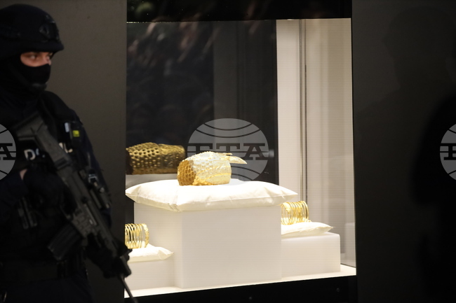 Намереното румънско златно съкровище бе върнато в страната; тази вечер то бе показано на журналисти в Букурещ