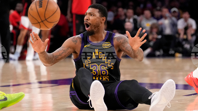 Гардовете на ЛА Лейкърс Маркъс Смарт и Люк Кенард бяха глобени от НБА заради спор със съдиите