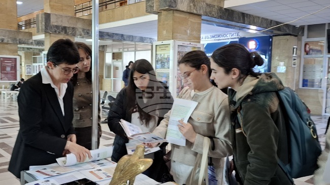 Студенти от УНСС с интерес към възможностите за стаж и професионална реализация в Сметната палата по време на кариерен форум