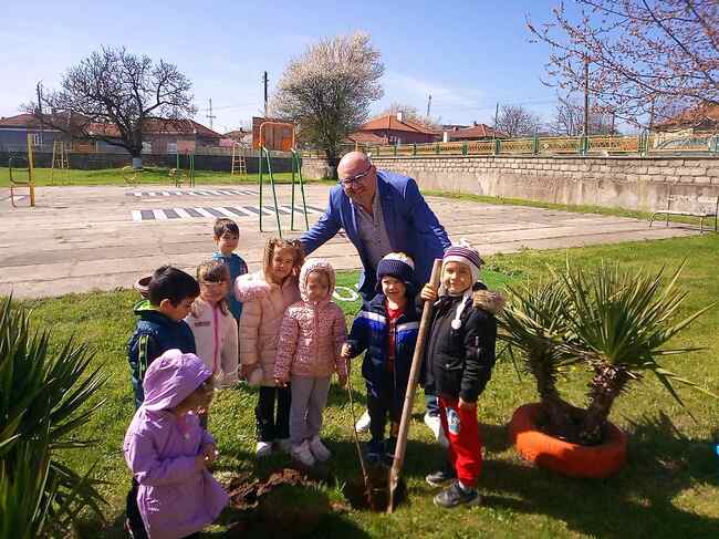 Държавното горско стопанство в Разград отбеляза Седмицата на гората с инициативи, съчетаващи екологично възпитание и почит към историята