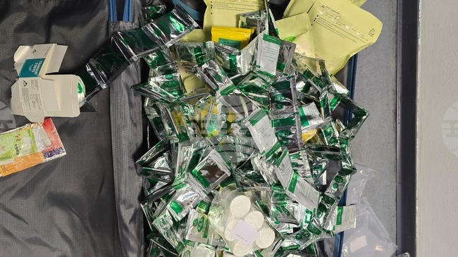 Митнически служители иззеха 42 вида лекарства от Индия на летище „Васил Левски“ в София