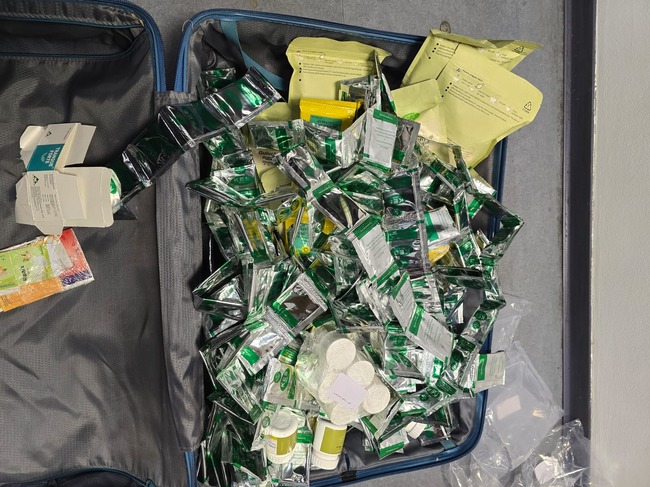 Митнически служители иззеха 42 вида лекарства от Индия на летище „Васил Левски“ в София