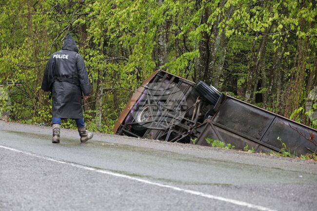 Задържан е шофьорът на автобуса, който катастрофира край Малко Търново