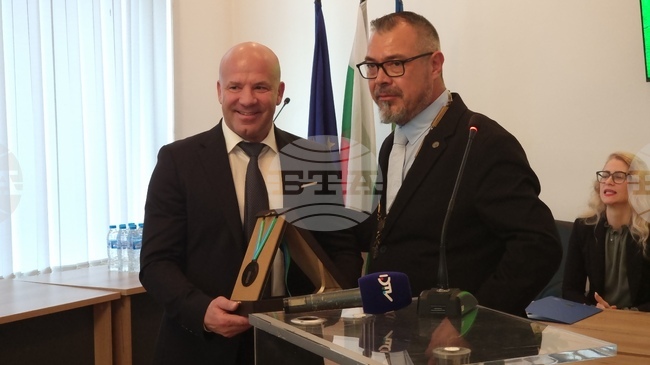 На тържествена сесия на Общински съвет – Тунджа бяха връчени наградите по повод празника на Общината