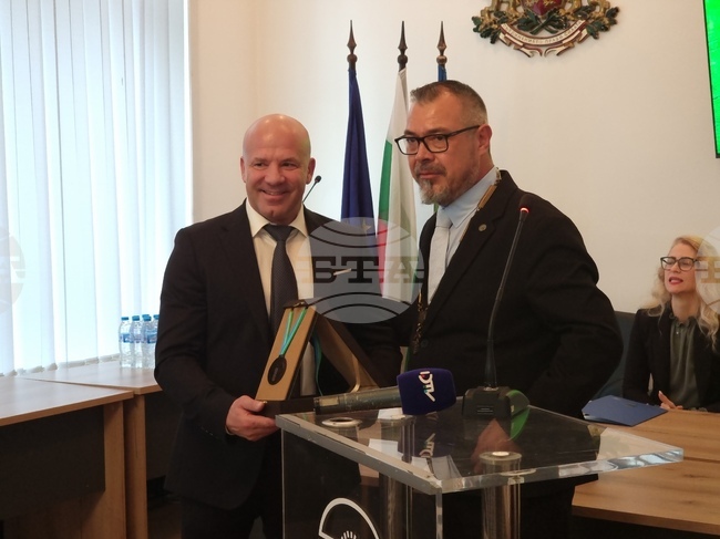 На тържествена сесия на Общински съвет – Тунджа бяха връчени наградите по повод празника на Общината