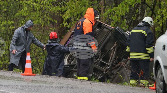 Затворен е пътят в посока граничния пункт "Малко Търново" заради изтеглянето на катастрофиралия автобус