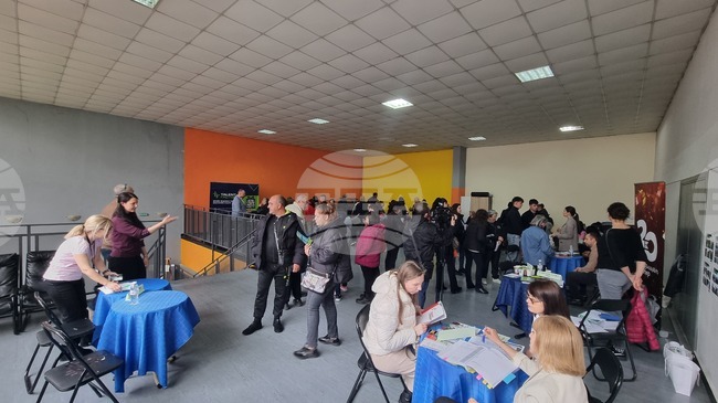 Трудова борса в Перник събра работодатели от различни сектори и търсещи работа от региона