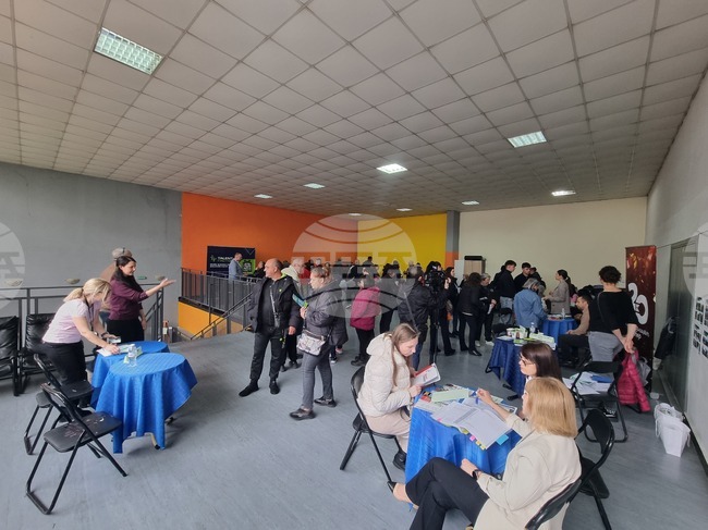 Трудова борса в Перник събра работодатели от различни сектори и търсещи работа от региона