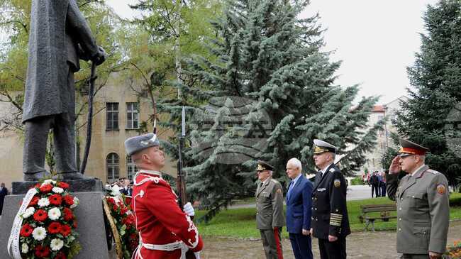 Обучението на висококвалифицирани кадри е отговорност към армията и обществото, каза служебният министър на отбраната на честване във Военната академия