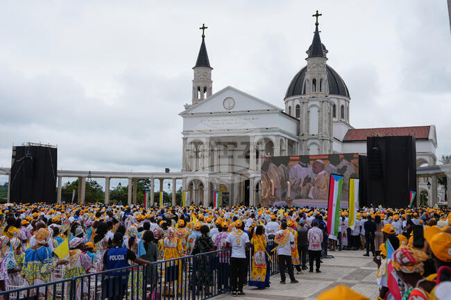 В последния ден от обиколката си в Африка папа Лъв XIV осъди неравенството по света