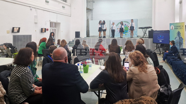 Училища от Варна, Попово и Русе обменят опит и добри практики на форум в разградското училище "Васил Левски"