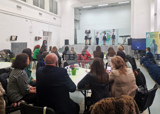 Училища от Варна, Попово и Русе обменят опит и добри практики на форум в разградското училище "Васил Левски"