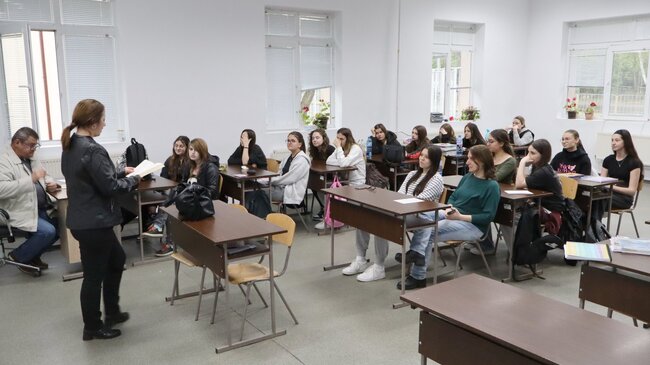  Окръжен съд – Разград: Ученици от Езиковата гимназия в Разград дебатираха по правни въпроси с магистрати