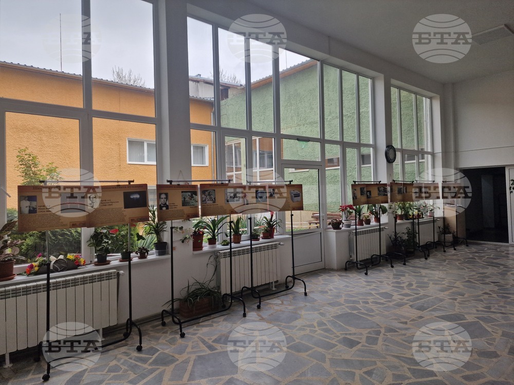 Разград - Регионална библиотека „Проф. Боян Пенев“ - изложба - учени