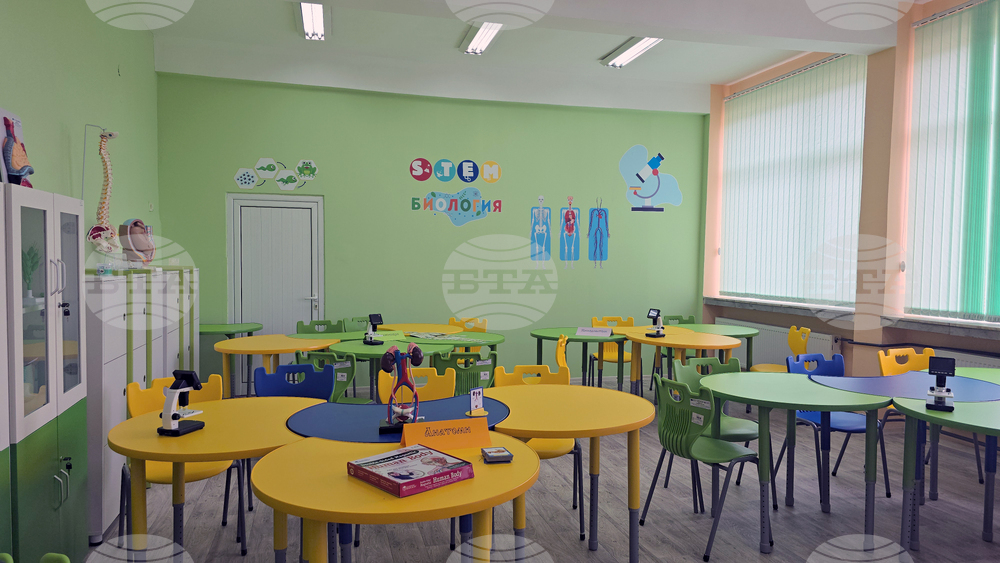 Летница - Средно училище „Бачо Киро“ - STEM център