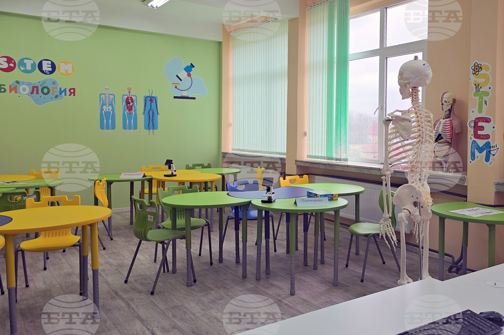 Летница - Средно училище „Бачо Киро“ - STEM център