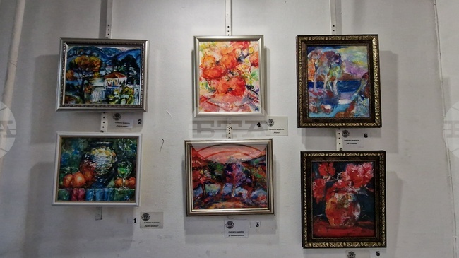 Писателката и художничка Първолета Маджарска подреди първата си самостоятелна изложба в галерия „Марин Гогев“ в Перник