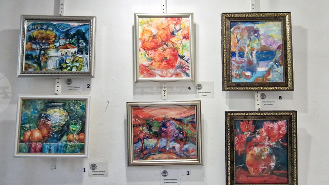 Писателката и художничка Първолета Маджарска подреди първата си самостоятелна изложба в галерия „Марин Гогев“ в Перник