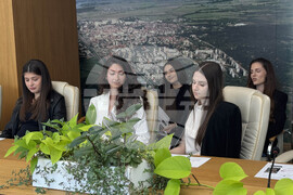 Казанлък - конкурс „Царица Роза“ - участници - среща