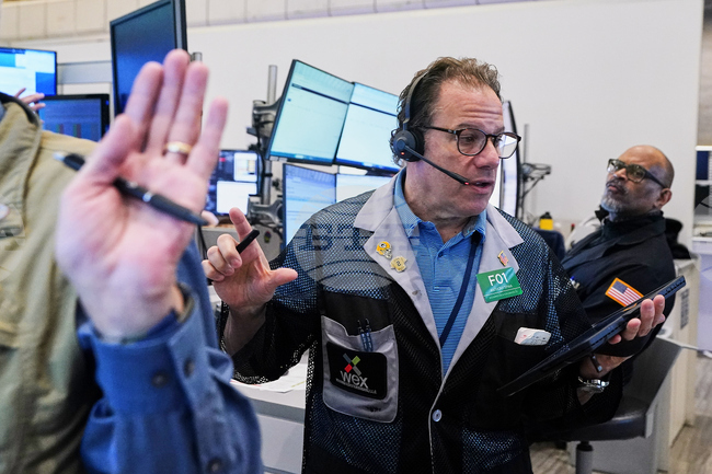 Индексите на Уолстрийт се понижават в началото на търговията, S&P 500 и Nasdaq се отдръпват от рекордните си върхове