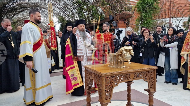 Хиляди вярващи от Румъния и България се стекоха в манастира "Пантократор", за да се поклонят пред Честната глава на Георги Победоносец