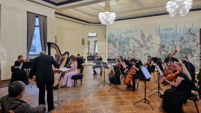  Седмицата на камерната музика „Константин Илиев" в Добрич започна с концерт на местния Български камерен оркестър и арфистката Деница Димитрова