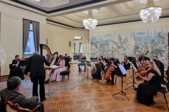  Седмицата на камерната музика „Константин Илиев" в Добрич започна с концерт на местния Български камерен оркестър и арфистката Деница Димитрова