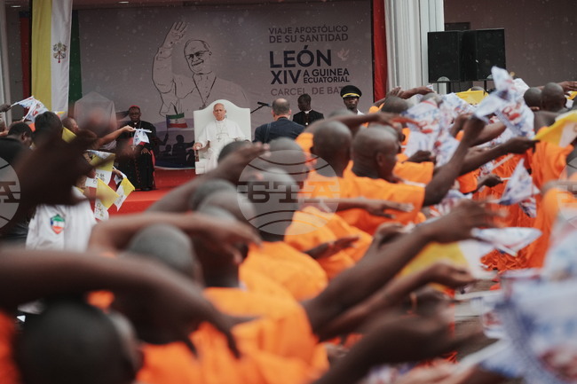 Папа Лъв XIV посети затвор сред скандирания "Свобода!" в последния ден от визитата си в Африка 