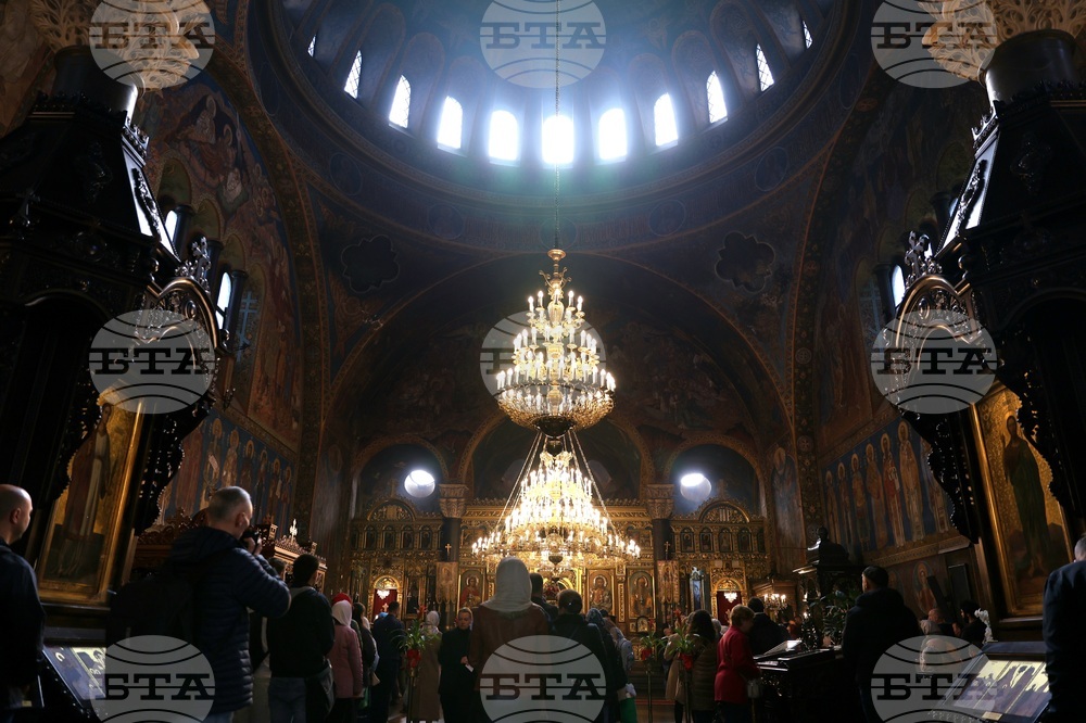 Храм „Св. вмчца Неделя“ - Лазар Български - мощи - литургия