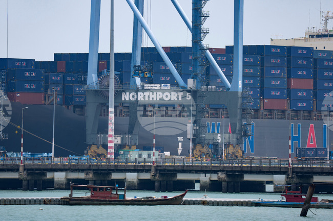 ЕС ще настоява пред Международната морска организация за глобална цена на въглеродните емисии от корабоплаването, съобщи Ройтерс