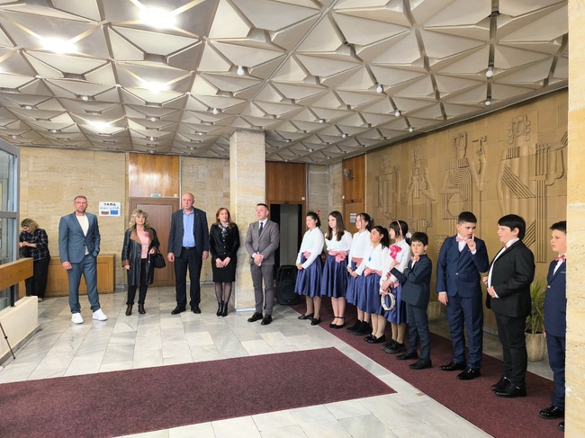 ОА Добрич: С изложба и музикален поздрав бе отбелязан Денят на Земята