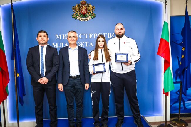 Министър Илиев награди бронзовата медалистка от Световното първенство по таекуондо Дея Пеева