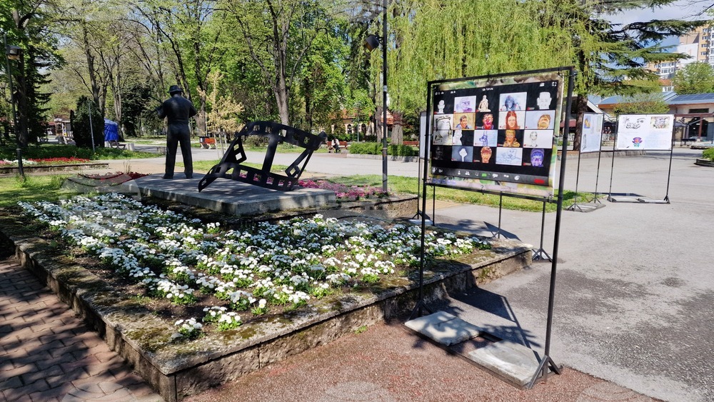 Шумен - изложба „Драсканици от задния чин“ - Михаил Методиев