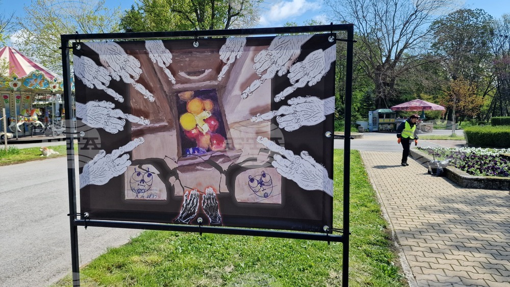 Шумен - изложба „Драсканици от задния чин“ - Михаил Методиев