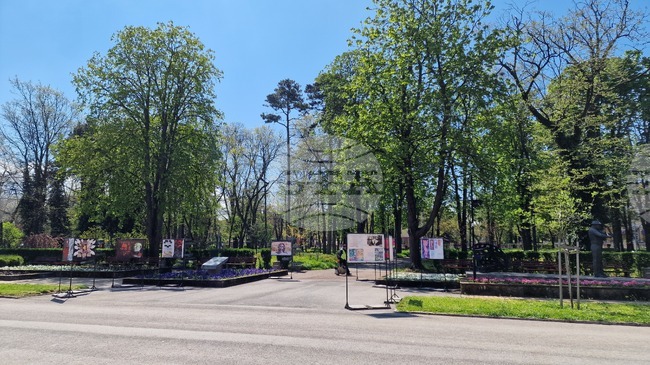 Изложбата „Драсканици от задния чин“ на Михаил Методиев е експонирана в Градската градина на Шумен