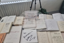 Плевен - библиотека - изложба на книги с автограф