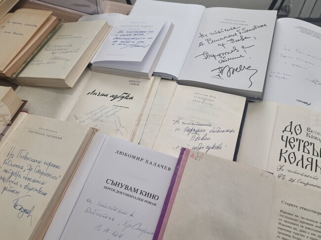 Плевен - библиотека - изложба на книги с автограф