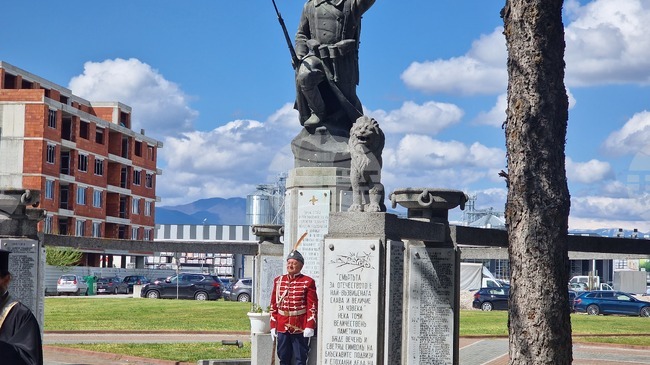 Военното окръжие в Пазарджик тържествено отбеляза своята 140-та годишнина пред паметника на 27-и пехотен Чепински полк в града 