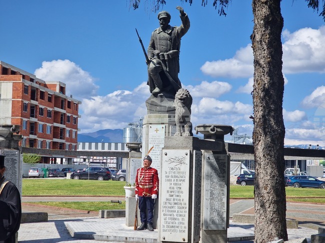 Военното окръжие в Пазарджик тържествено отбеляза своята 140-та годишнина пред паметника на 27-и пехотен Чепински полк в града 